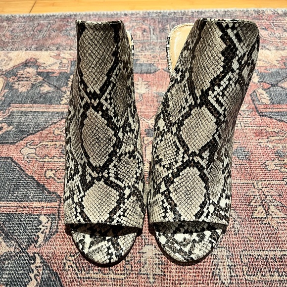 Express Snake Print Peep Toe Heels NEVER WORN OUTSIDE - Size 9.5 - Picture 2 of 8